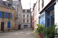 Maison du fond sur la photo